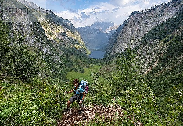 Wanderin auf dem Röthsteig  Ausblick auf den Obersee und Königssee  hinten Watzmann  Nationalpark Berchtesgaden  Oberbayern  Bayern  Deutschland  Europa