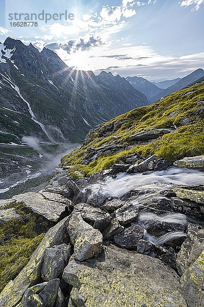 Bergpanorama  Berliner Höhenweg  Sonne schaut über die Bergspitzen  Zsigmondyspitze und Tiefenkarspitze  Bergtal Floitengrund  Zillertaler Alpen  Zillertal  Tirol  Österreich  Europa