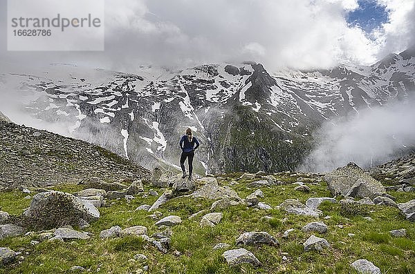 Berglandschaft bei Nebel  Wanderin blickt in die Ferne  nahe Furtschaglhaus  Berliner Höhenweg  Zillertaler Alpen  Zillertal  Tirol  Österreich  Europa