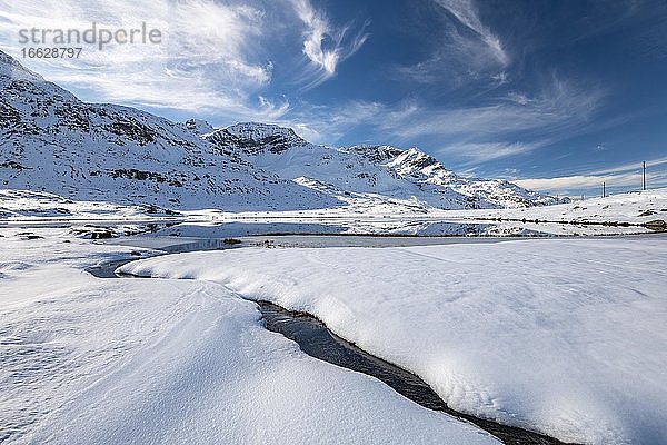 Verschneite Landschaft am Berninapass  Engadin  Graubünden  Schweiz  Europa