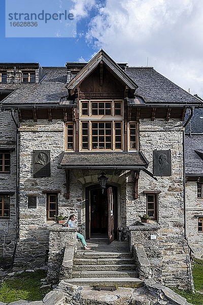 Wanderin sitzt am Eigang der Berliner Hütte am Berliner Höhenweg  Zillertaler Alpen  Zillertal  Tirol  Österreich  Europa