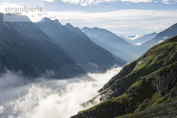 Nebelverhanges Tal  Bergtal Floitengrund  Zillertaler Alpen  Zillertal  Tirol  Österreich  Europa