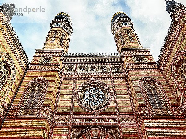 Große Synagoge  Nagy Zsinagóga  mit Rosettenfenster und Türmen  maurischer Baustil  Architekt Ludwig Förster  Stadtteil Pest  Budapest  Ungarn  Europa