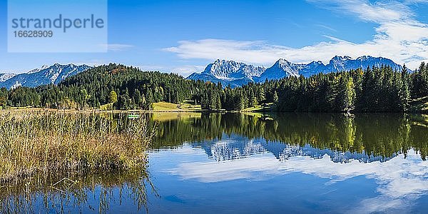 Geroldsee  dahinter das Karwendelgebirge  Werdenfelser Land  Oberbayern  Bayern  Deutschland  Europa