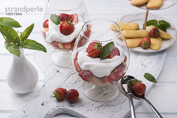 Veganes Erdbeer-Tiramisu mit Joghurt-Sahne im Glas