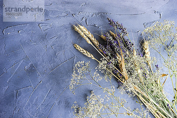 Sommerblumenstrauß mit Lavendel und Weizenähren