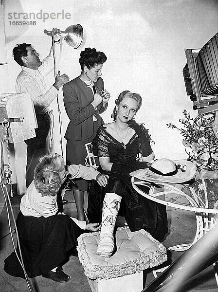 Hollywood  Kalifornien  12. Februar 1948
Die Schauspielerin Celeste Holm bereitet sich auf Glamour-Fotos vor  nachdem sie sich bei einem Skiunfall in Sun Valley  Idaho  ein Bein gebrochen hat.