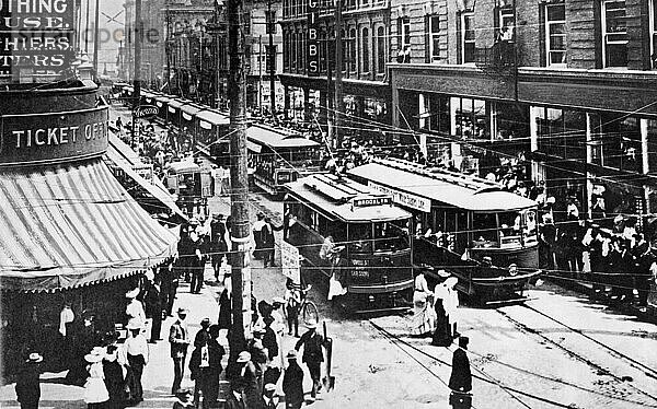 Portland  Oregon: 1905
Blick auf die Oberleitungswagen auf der Morrison Street  von der 3rd Avenue aus gesehen in Richtung Osten.