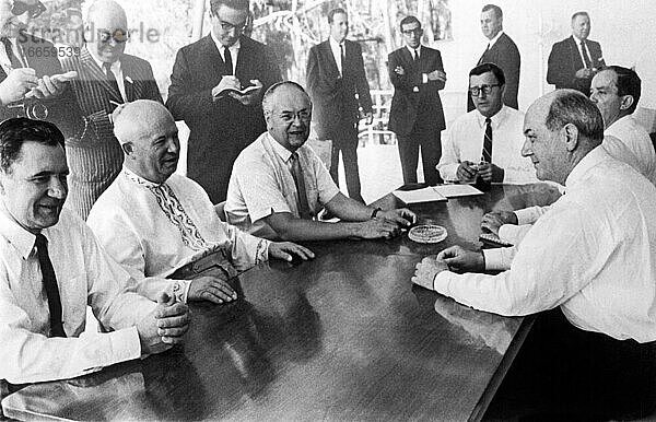 Gagra  UdSSR: 9. August 1963
In der Sommerresidenz des sowjetischen Premierministers Nikita Kruschtschow in Gagra herrscht nach der Unterzeichnung des begrenzten Atomteststoppvertrags ein reges Treiben mit Lächeln und Hemdsärmeligkeit. Rechts steht US-Außenminister Dean Rusk  der den Vertrag für die USA unterzeichnete. Ihm gegenüber sitzen von links nach rechts der sowjetische Außenminister Andrej Gromyko  Kruschtschow und Anatoli Dobrynin  der sowjetische Botschafter in den USA.