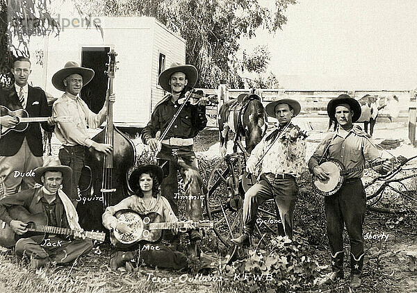 Los Angeles  Kalifornien  um 1933
Ein Porträt der Band Jack LeFevre and His Texas Outlaws mit (v.l.n.r.) Dude  Jack  Squirrel  Mae  Jimmie  Cyclone und Shorty zusammen mit den Rufzeichen des Radiosenders Warner Brothers  KFWB.
