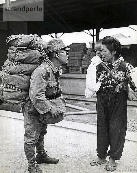 Japan  22. Oktober 1945
Ein japanischer Soldat  der gerade aus der Armee entlassen wurde  wird von seiner Frau und seinem Kind an einem Bahnhof südlich von Tokio empfangen.