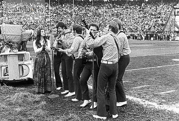 New Orleans  Louisiana: Januar 11  1970
Die Volksmusikgruppe New Christy Minstrels tritt während der Halbzeitpause des Super Bowl IV in New Orleans im Tulane Stadium auf.
Sie wurden als Junge Amerikaner  die demonstrieren - mit Gitarren vorgestellt.