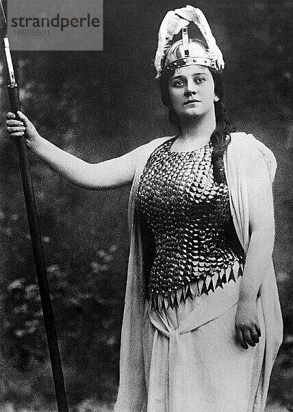 New York  New York  1898
Opernsängerin Lillian Nordica in der Rolle der Brünnhilde in Richard Wagners Oper Der Ring .