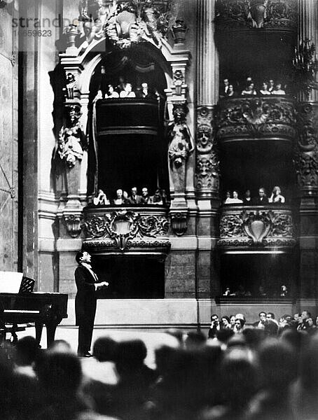 Paris  Frankreich  1922
Tito Schipa  erster lyrischer Tenor der Chicago Opera Company  bei einem Benefizkonzert in der Grand Opera de Paris.