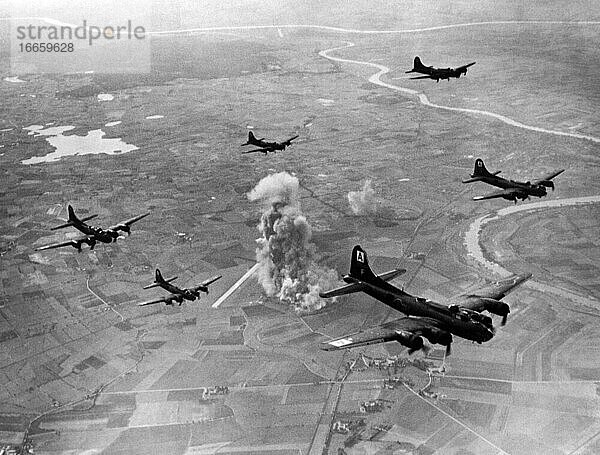 Marienburg  Deutschland  22. Oktober 1943
Rauch steigt von der bombardierten Focke-Wulf-Jägerfabrik auf  als die B-17 Flying Fortresses des US 8th Air Force Bomber Command auf dem Heimweg vom heutigen Malbork  Polen  von ihrem Ziel abdrehen.