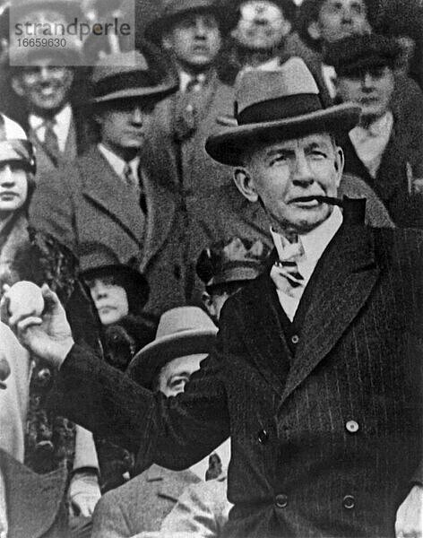 Washington  DC  15. April 1926
Vizepräsident Charles Dawes wirft im Eröffnungsspiel zwischen den Washington Senators und den Philadelphia Athletics den ersten Baseball der Saison aus.