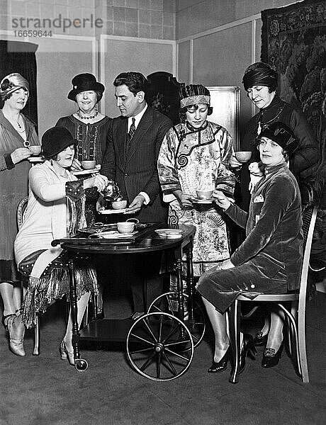 Chicago  Illinois  13. Januar 1926
Mitglieder der Chicagoer Gold Coast -Gesellschaft und der Opernstar Tito Schipa nutzen die Vorteile der Tee-Matinee  die jetzt im Zwischengeschoss des Balaban and Katz Up-Town Theatre in den Pausen präsentiert wird.