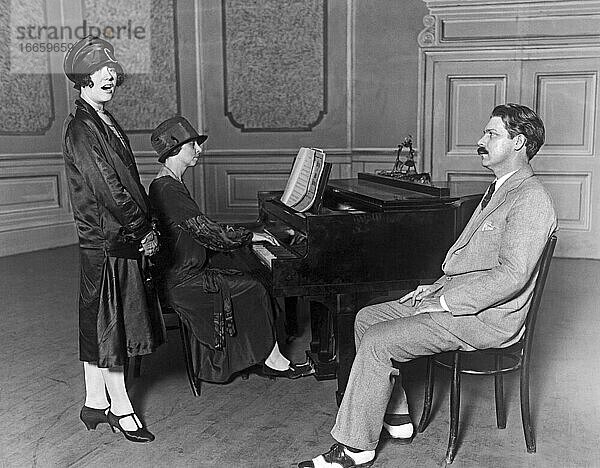 Washington  DC  16. September 1926
Die hoffnungsvolle Operndebütantin Helen Gatley spricht vor Edouard Albion  dem Direktor der Washington Opera Company  vor.