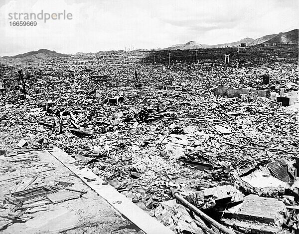 Nagasaki  Japan  13. September 1945
Die Überreste von Nagasaki im Epizentrum  etwas mehr als einen Monat nach der Atombombenexplosion.
