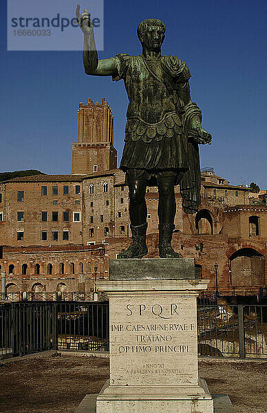 Trajan (53-117 D). Römischer Kaiser. Zeitgenössische Bronzestatue. Kaiserforen. Via dei Fori Imperiali Straße. Rom. Italien.