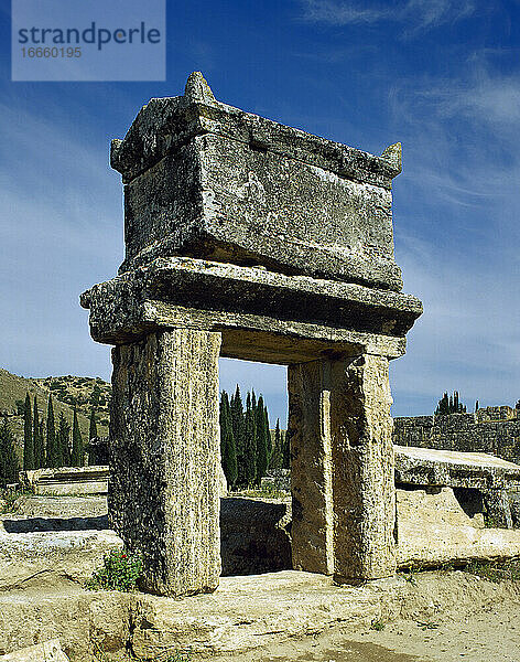 Türkei. Kleinasien. Hierapolis. Hellenistische Stadt. Nekropole. Römischer Sarkophag.