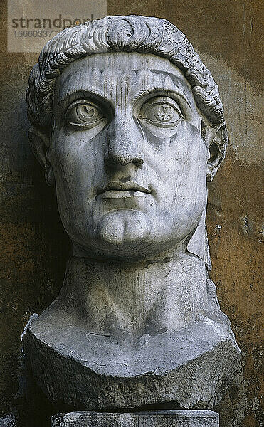Koloss von Konstantin dem Großen (280-337). Römischer Kaiser. Kopf. Weißer Marmor. Kapitolinische Museen. Rom. Italien.