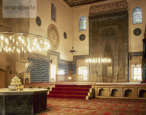 Türkei. Bursa. Grüne Moschee. Erbaut von Haci Ivaz Pascha zwischen 1419-1421 und im 19. Jahrhundert renoviert. Blick auf den Gebetsraum mit dem Mihrab.