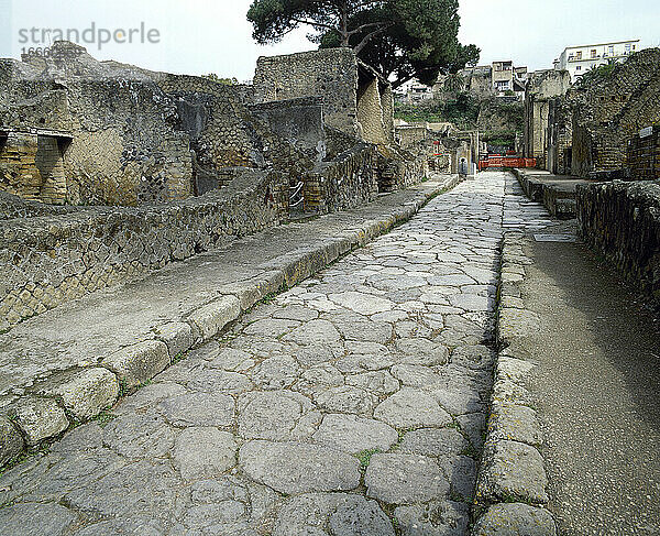 Italien. Herculaneum. Antike römische Stadt  die im Jahr 70 n. Chr. durch vulkanische Glutlawinen zerstört wurde. Ansicht von Cardo IV. Kampanien.