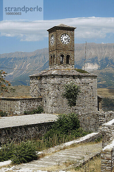 Albanien. Schloss Gjirokaster (18. Jh.) und der Uhrenturm  der 1811 vom osmanischen Gouverneur Ali Pascha von Tepelena hinzugefügt wurde.
Östliche Seite.