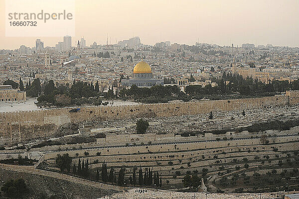 Israel. Altstadt von Jerusalem. Tempelberg. Al-Aqsa-Moschee  Felsendom und herodianische Mauern.