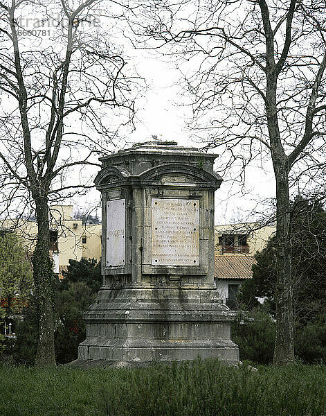 Spanien. Baskenland. Fasaneninsel. Monolith in der Mitte der Insel gebaut  um de Sitzung  wo der Vertrag der Pyrenäen wurde im Jahre 1659 ausgehandelt zu gedenken.