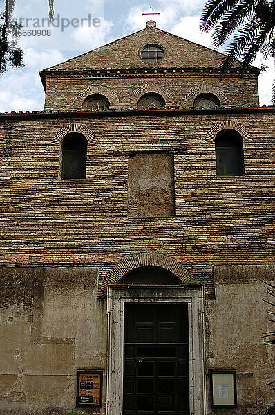 Italien. Rom. Kirche der Heiligen Agnes außerhalb der Stadtmauern. Das heutige Gebäude wurde von Papst Honorius I. im 7. Jahrhundert wieder aufgebaut. Äußeres. Fassade.