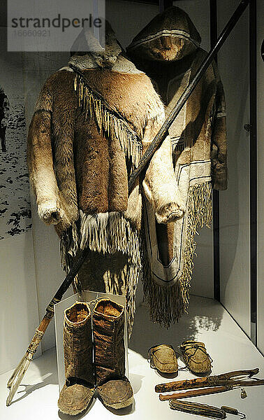 Inuit. Sommerfischerei auf Kabeljau und Forellen. Kleidung und Utensilien für den Fischfang. Ausstellung von Kleidung und Eskimo-Utensilien Historisches Museum. Oslo. Norwegen.