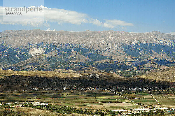 Albanien. Gjirokastra Stadt. Lunxheria-Gebirge.