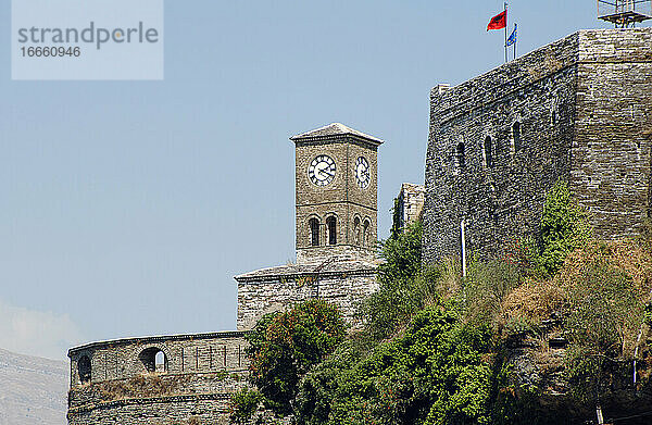 Albanien. Gjirokaster. Die Burg wurde im 18. Jahrhundert im Auftrag des Stammesführers Gjin Bue Shpata erbaut und der Uhrenturm 1811 vom osmanischen Gouverneur Ali Pascha von Tepelena hinzugefügt. In der Zitadelle werden Waffen aus dem Ersten und Zweiten Weltkrieg aufbewahrt.