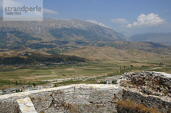 Albanien. Gjirokastra Stadt. Die Landschaft. Drim Flusstal und Lunxheria Berge von der Burg.