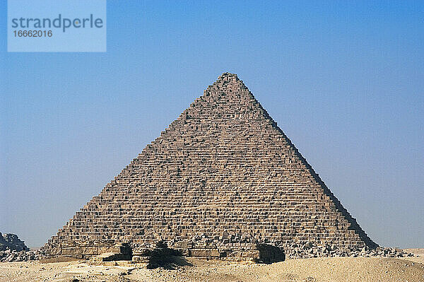 Ägypten. Die Große Pyramide von Gizeh  auch Menkaure-Pyramide genannt  ist die kleinste der drei Pyramiden. Grabmal des ägyptischen Pharaos Menkaure aus der vierten Dynastie. 26. Jahrhundert v. Chr. Altes Reich.