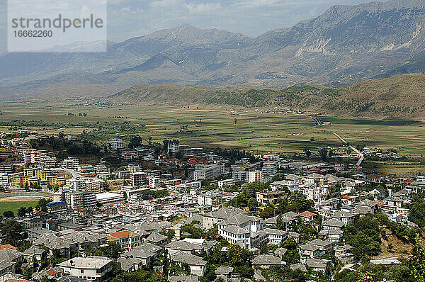 Albanien. Gjirokastra Stadt. Landschaften. Drim-Flusstal und Lunxheria-Gebirge.