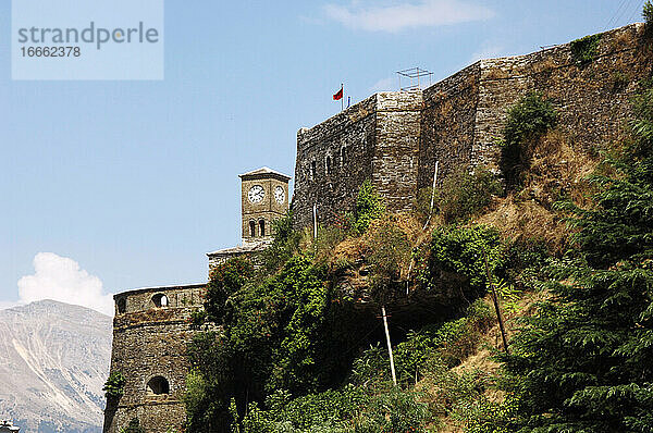 Albanien. Gjirokaster. Die Burg wurde im 18. Jahrhundert im Auftrag des Stammesführers Gjin Bue Shpata erbaut. Zweitens der Uhrenturm  der 1811 vom osmanischen Gouverneur Ali Pascha von Tepelena hinzugefügt wurde. In der Zitadelle werden Waffen aus dem Ersten und Zweiten Weltkrieg aufbewahrt.