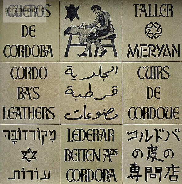 Keramische Tafel in verschiedenen Sprachen  die den Verkauf von Produkten aus traditionellem Leder aus Córdoba ankündigt. Jüdisches Viertel. Córdoba. Andalusien. Spanien.