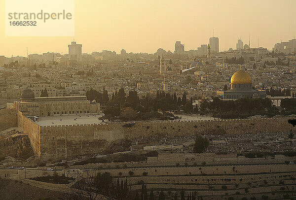 Isral. Die Altstadt von Jerusalem. Tempelberg. Al-Aqsa-Moschee  Felsendom  Kuppel der Kette und herodianische Mauern.