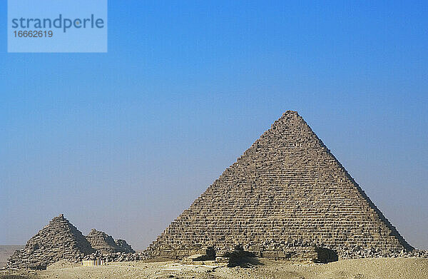 Ägypten. Die Große Pyramide von Gizeh  auch Menkaure-Pyramide genannt  ist die kleinste der drei Pyramiden. Grabmal des ägyptischen Pharaos Menkaure aus der vierten Dynastie. 26. Jahrhundert v. Chr. Altes Reich.