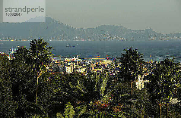 Italien. Neapel. Panorama der Stadt mit der Sorrentinischen Halbinsel im Hintergrund.