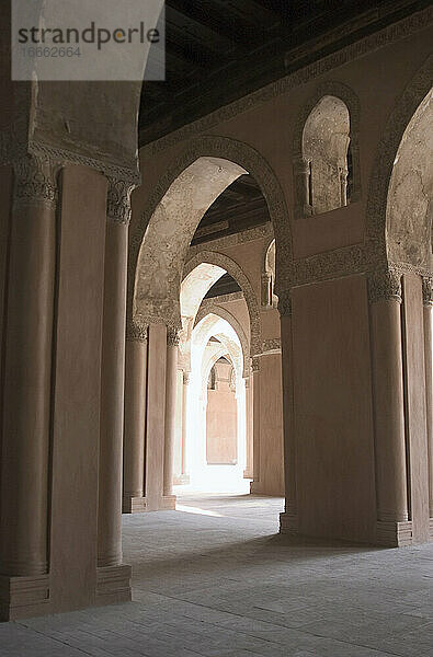 Islamische Kunst. Moschee von Ibn Tulun (876-879). Abbasidenzeit. Säulengang. Ausschnitt. Kairo. Ägypten.