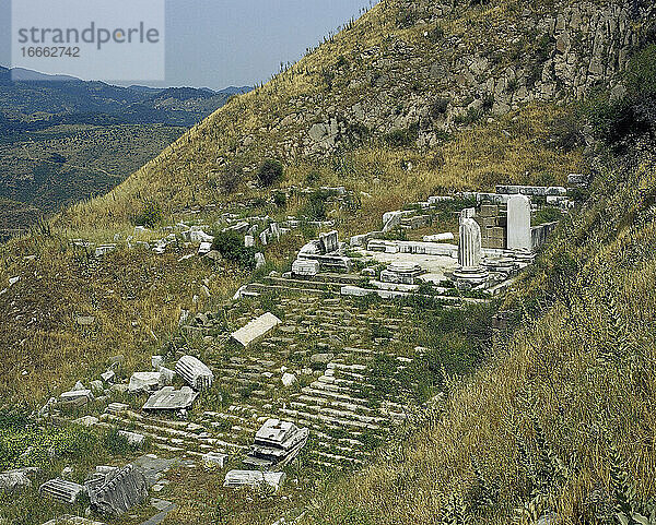 Türkei. Pergamon. Antike griechische Stadt in Aeolis. Ruinen eines Tempels an einem Berghang. Anatolien.