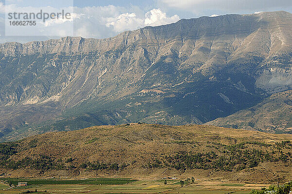 Albanien. Gjirokaster. Lunxheria-Gebirge.