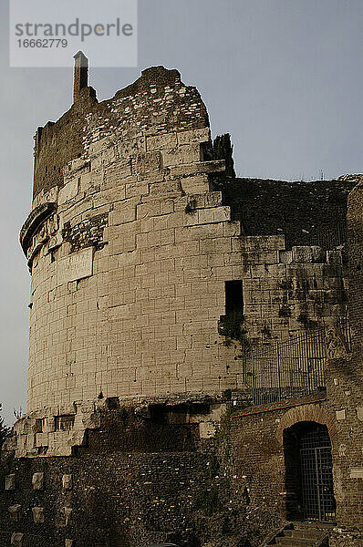 Italien. Rom. Grabmal der Caecilia Metella  Via Appia. 1. Jahrhundert v. Chr. Tochter von Quintus Caecilius Metellus Creticus  Konsul im Jahr 69 v. Chr. Zylindrisches Mausoleum. Äußeres.