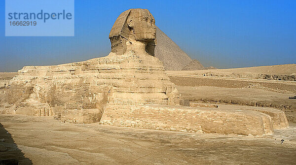 Ägypten. Große Sphinx von Gizeh. Kalksteinstatue mit Löwenkörper und menschlichem Kopf. Es wird angenommen  dass sie den Pharao Khafra darstellt. Errichtet als Schutzwächter am Ufer des Nils. Altes Reich. Ungefähr 2500 v. Chr. 4. Dynastie.