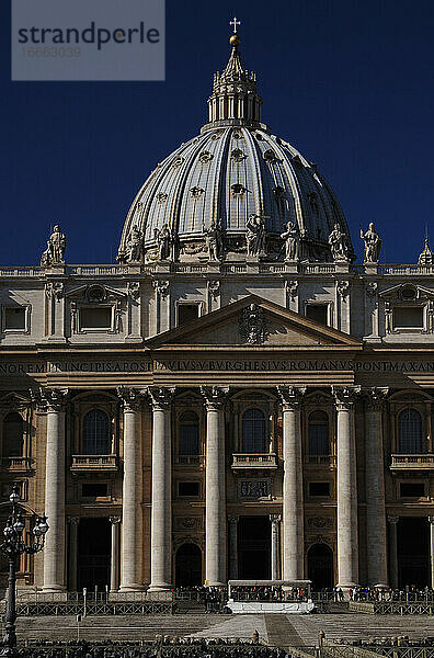 Vatikanstadt. Touristen auf dem Petersplatz und in der Basilika St. Peters.