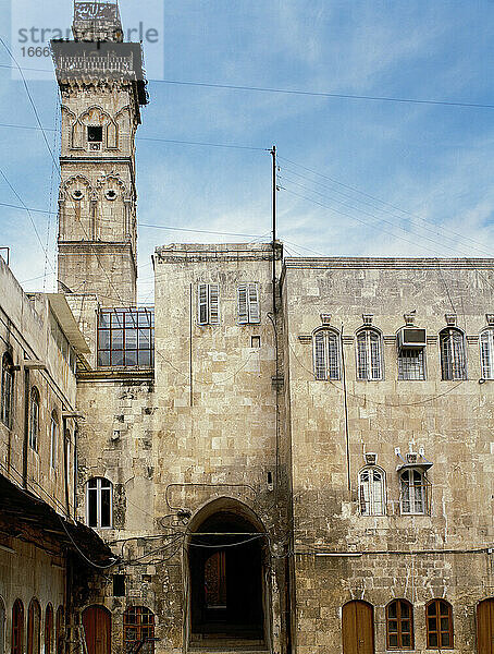 Große Moschee von Aleppo oder die Umayyaden-Moschee von Aleppo. Erbaut im 8. Jahrhundert. Das Minarett  vor der Zerstörung im syrischen Bürgerkrieg im April 2013.